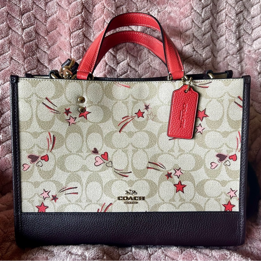 COACH Dempsey Carryall In Signature Canvas With
Heart And Star Print